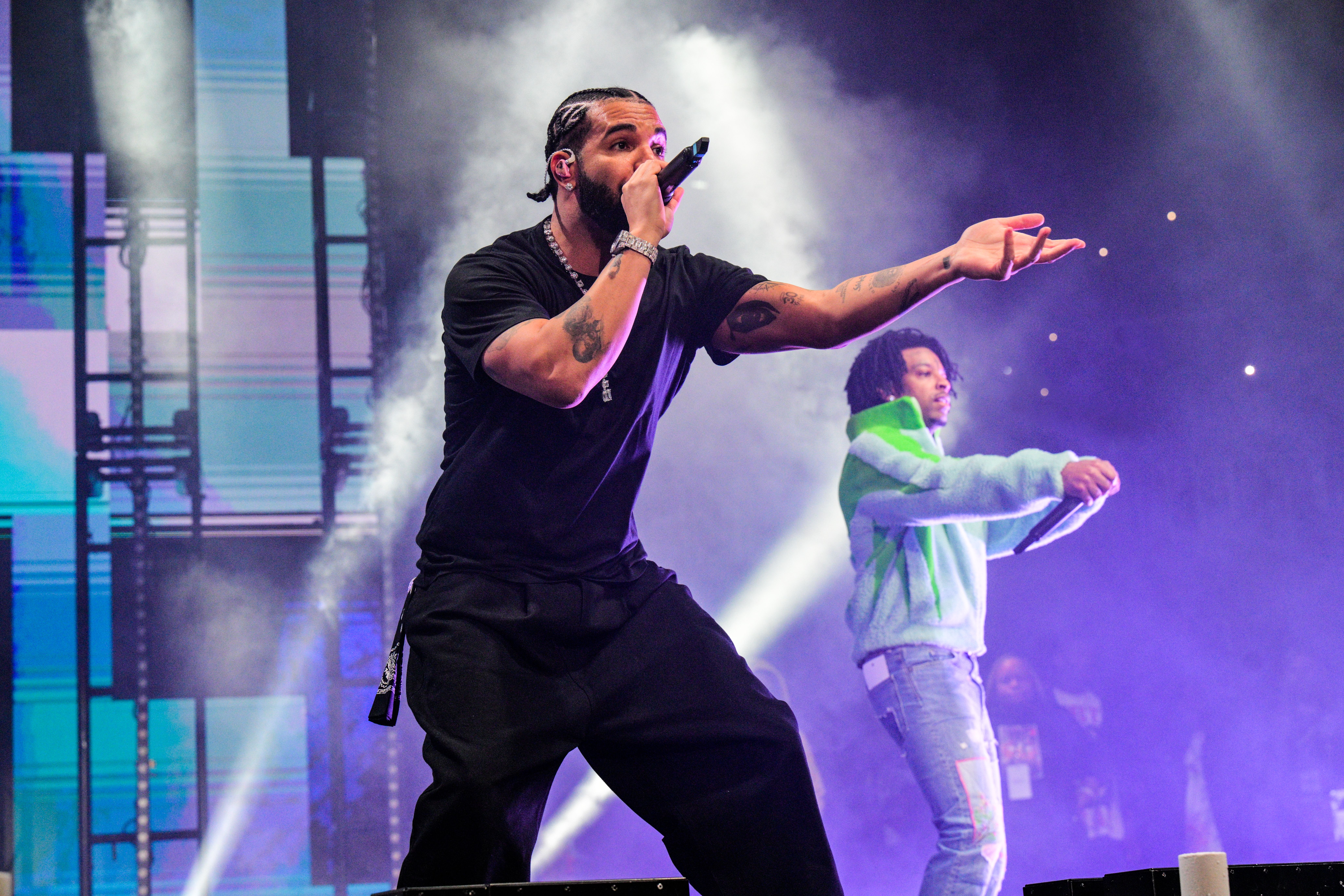 Drake Snacks On An Uncrustable In The Middle Of His Performance: Watch
