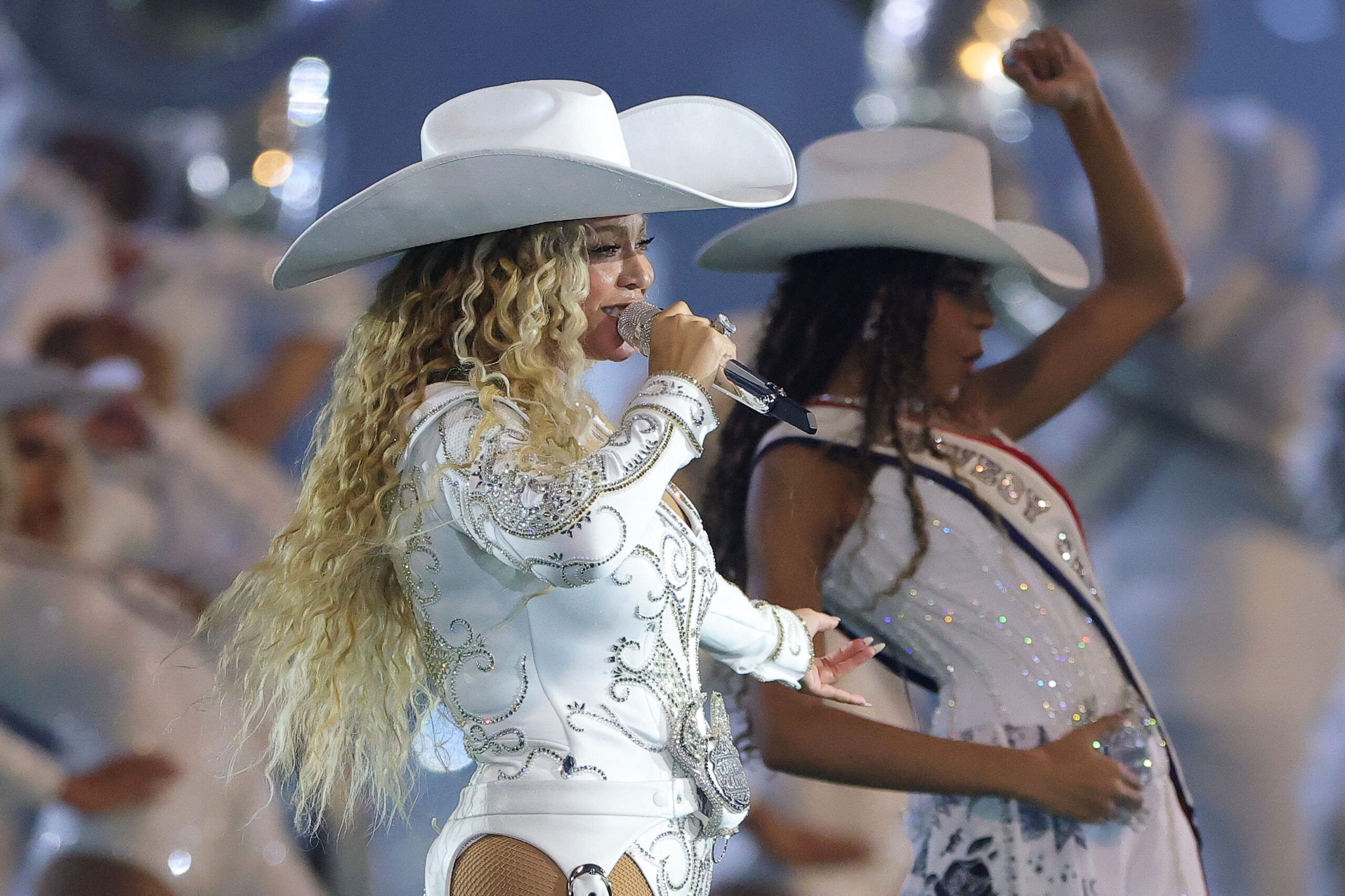 Beyoncé Narrowly Avoids Fall From Floating Car At Houston Show