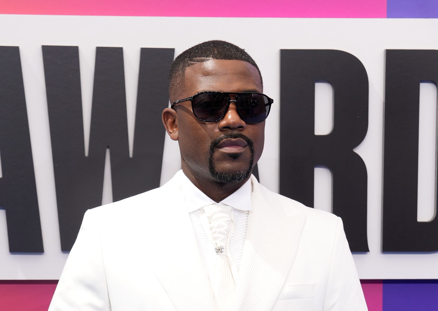 Rjb Rapper Ray J Gives Cardi B Her Flowers After Fiery Hazel-E Feud