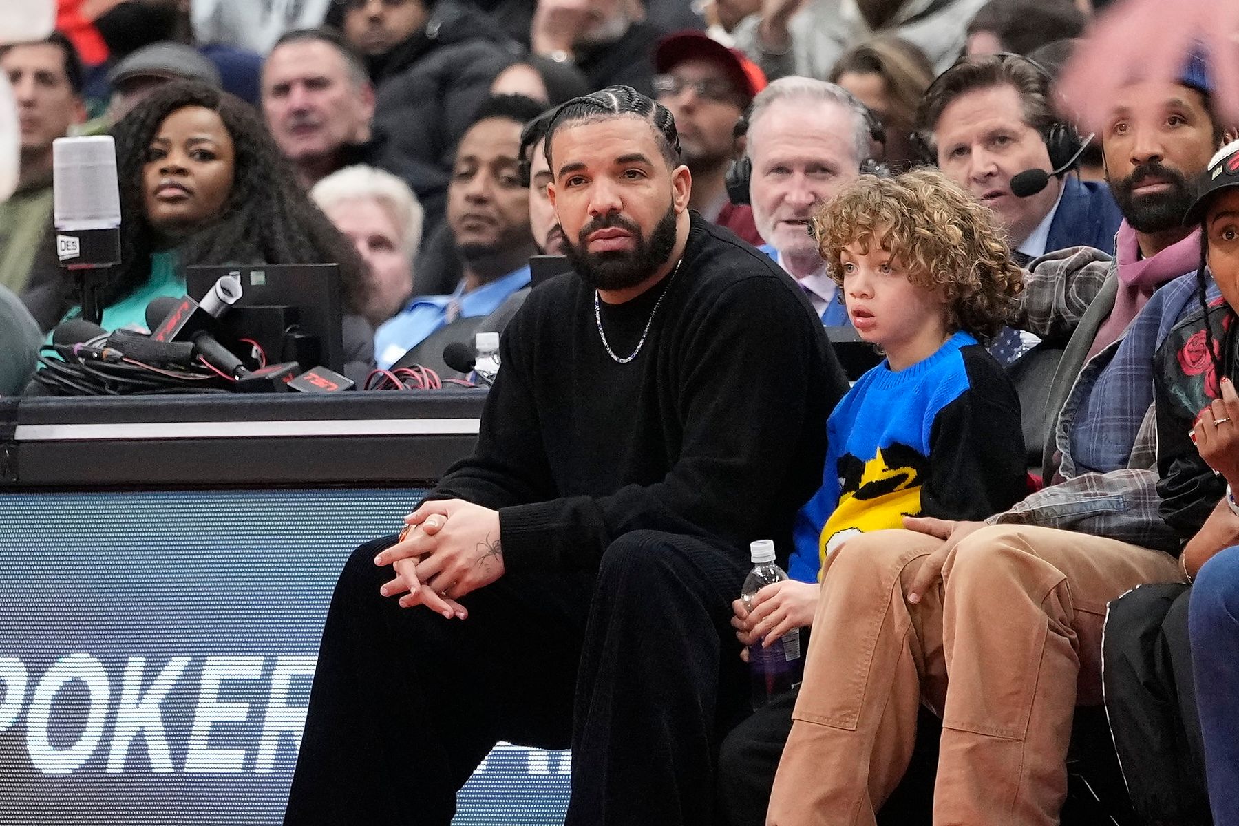 Drake Center Drake's Toronto Music Video Shoot Sparks Tour Rumors For