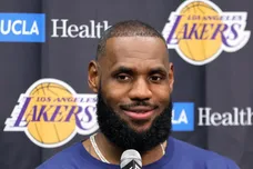 Phoenix Suns v Los Angeles Lakers