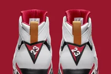 air-jordan-7-cardinal-2022-cu9307-106-heel