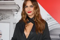 "Cara Loves Karl Paris" : Photocall - Paris Fashion Week - Womenswear Spring/Summer 2023