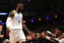 Los Angeles Lakers v New York Knicks