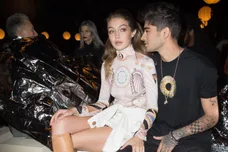 Givenchy : Front Row - Paris Fashion Week Womenswear Spring/Summer 2017