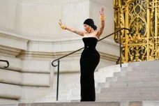 Street Style - Paris Fashion Week - Haute Couture Fall/Winter 2023/2024 - Day One