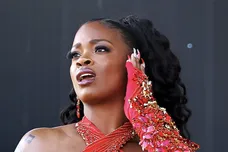 Ari Lennox Bottle Throw Security Hip Hop News