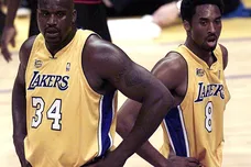 Los Angeles Lakers' Shaquille O'Neal (R) and Kobe