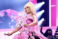 Nicki Minaj Apology Photographer Peeping Tom Concert Hip Hop News