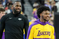 Golden State Warriors v Los Angeles Lakers