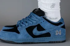 Supreme-Nike-SB-Dunk-Low-Ocean-Fog-HQ8487-400-On-Feet-3