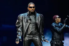 Usher Seduces Fan Viral Sultry Serenade Tour Music News