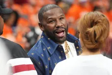 Floyd Mayweather Jr. sits courtside as the Phoenix Mercury play the Las Vegas Aces during Game 3 of the WNBA Finals at Mortgage