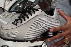 corteiz-nike-shox-r419-metallic-silver-iq9951-001-1