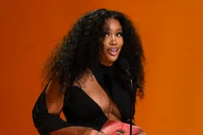 Feb 5, 2023; Los Angeles, CA, USA; SZA presents the award for best m  sica urbana album during the 65th Annual Grammy Awards at