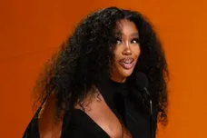 Feb 5, 2023; Los Angeles, CA, USA; SZA presents the award for best m  sica urbana album during the 65th Annual Grammy Awards at