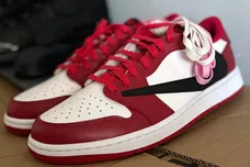 travis-scott-air-jordan-1-low-og-chicago-1