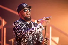 https://www.gettyimages.ca/detail/news-photo/singer-r-kelly-performs-in-concert-during-the-12-nights-of-news-photo/630168100