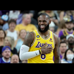 Phoenix Suns v Los Angeles Lakers