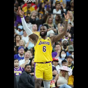 Phoenix Suns v Los Angeles Lakers