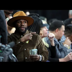 Phoenix Suns v Los Angeles Lakers