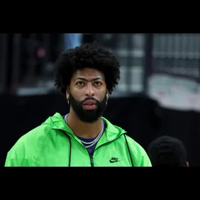 Phoenix Suns v Los Angeles Lakers