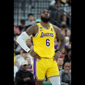 Phoenix Suns v Los Angeles Lakers