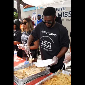 Sean "Diddy" Combs and His Family his daughters Chance, D'Lila and Jessie Celebrated Thanksgiving Day at The Caring Place in Miami