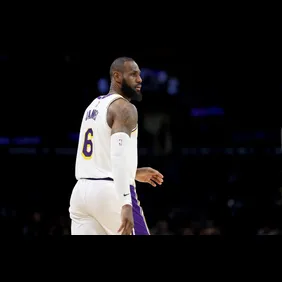 Philadelphia 76ers v Los Angeles Lakers