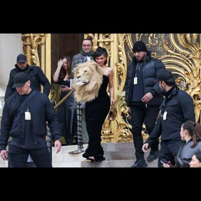 Schiaparelli : Outside Arrivals - Haute Couture Spring Summer 2023