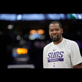 Phoenix Suns v Milwaukee Bucks