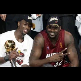 Dwayne Wade (L) and Shaquille O'Neal (R)