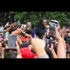 YouTuber Causes Riot In New York's Union Square With Video Game Unit Giveaway