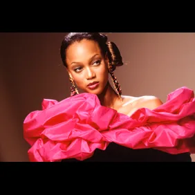 Portrait du top-model Tyra Banks lors du défilé haute-couture Hanae Mori collection automne-hiver 95