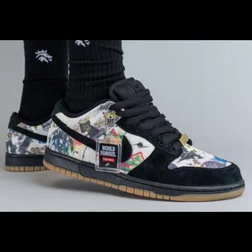Supreme-Nike-SB-Dunk-Low-FD8778-001-On-Feet