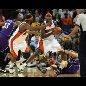 Warriors Chris Webber recovers a loose ball and looks to pass to Baron Davis during a game against his former team, the Sacramento Kings, at Oracle Arena on Saturday, Feb. 9, 2008, in Oakland, Calif.&#013;&#013;(Jane Tyska/The Oakland Tribune)