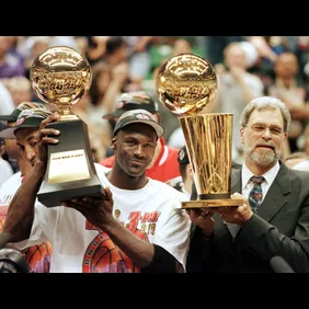 Michael Jordan (L) and Chicago Bulls head coach Ph