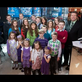 Robert Wagner And The Duggar Family Visit "Extra"