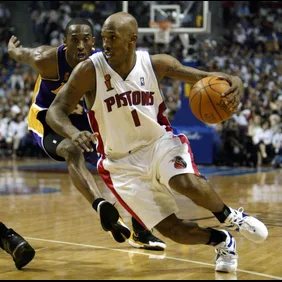 Chauncey Billups (R) of the Detroit Pist