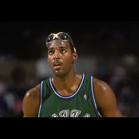 Roy Tarpley shoots a free-throw