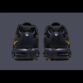 Nike-Air-Max-Plus-Drift-Batman-FV5921-003-4