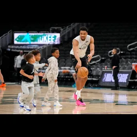 NBA: San Antonio Spurs at Milwaukee Bucks