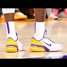 timeline_211031_shoe_ambassador13-lakershome1