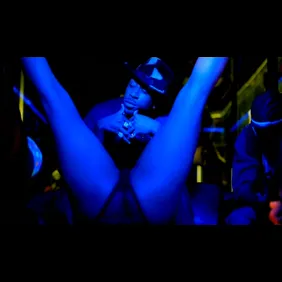 Katta dildo eshak ichiga suriladi