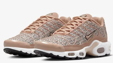 Nike-Air-Max-Plus-United-In-Victory-Official-Photos1