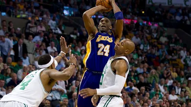 Los Angeles Kobe Bryant (C) gets a shot