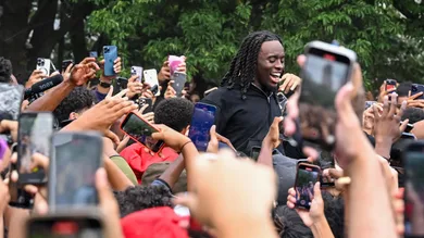 YouTuber Causes Riot In New York's Union Square With Video Game Unit Giveaway