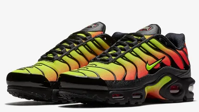 Nike-Air-Max-Plus-Black-Volt-Solar-Red-AQ9979-001-4