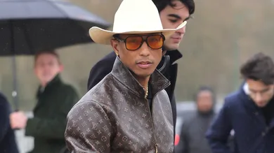 Loewe : Outside - Paris Fashion Week - Womenswear Fall/Winter 2024-2025