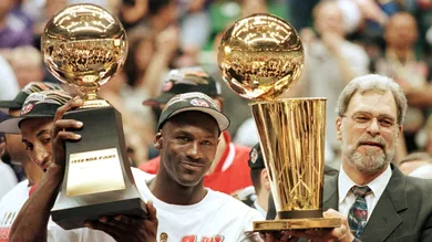 Michael Jordan (L) and Chicago Bulls head coach Ph
